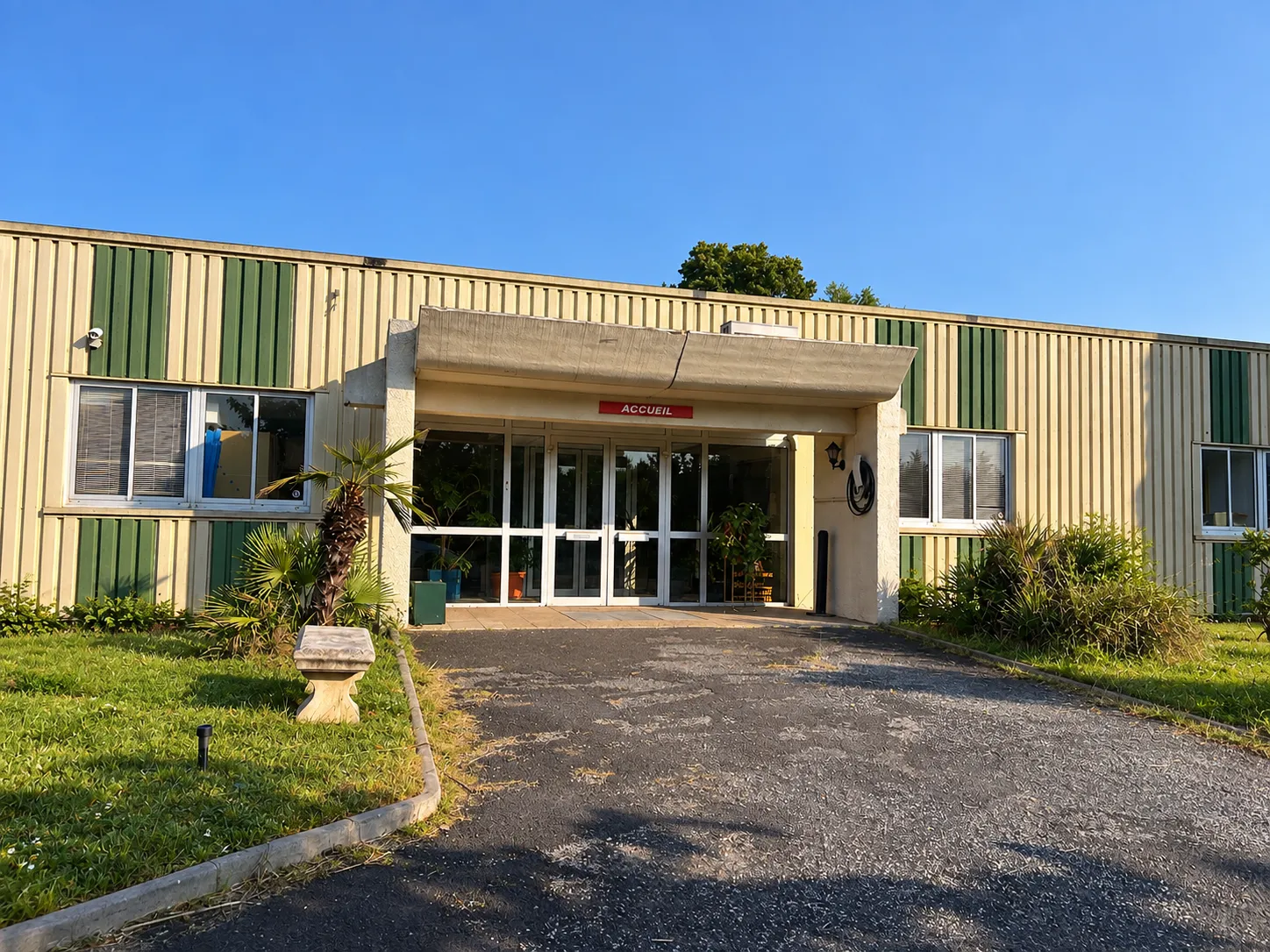 Façade et entrée principale DemetBox à Vauvert